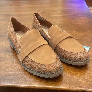 NWB TOMS Mallory Tan Mini Cheetah Printed Suede Loafer, Size 7.5